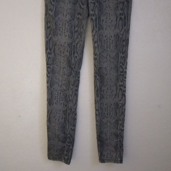 Guess 27x29 Snake Reptile Pattern Gray Cotton Skinny Pants - Picture 10 of 11